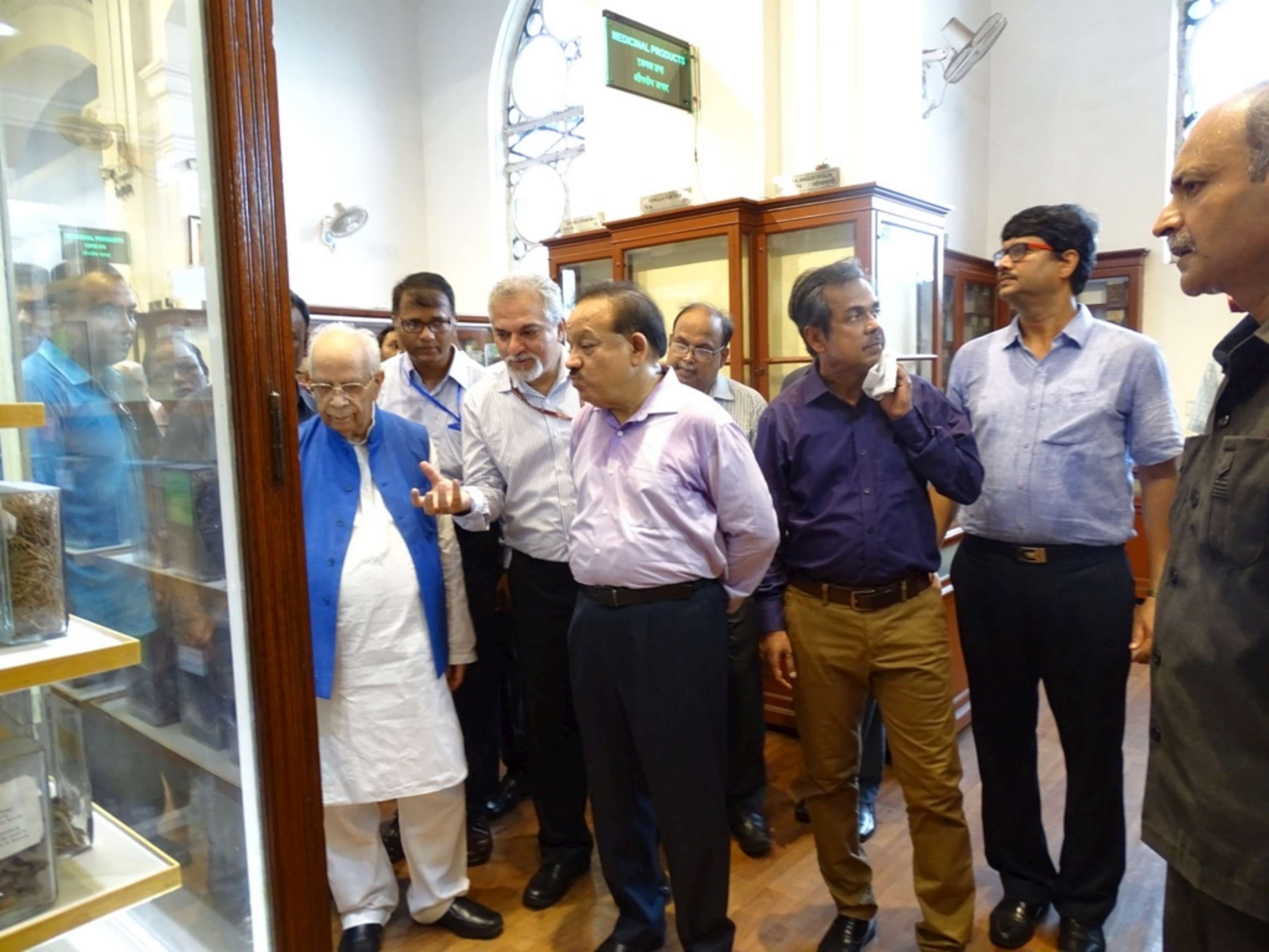 Dignitaries visiting the Botanical Gallery